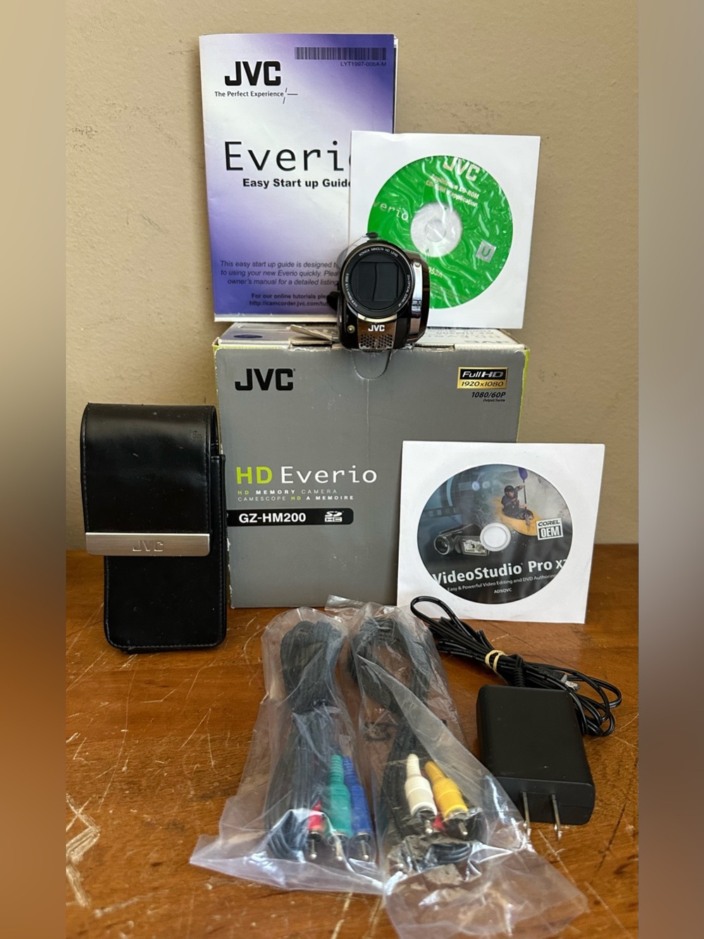 JVC Everio GZ-HM200 CMOS 20X Optical Zoom Full HD SD/SD 2.7" Screen HMDI Camera
